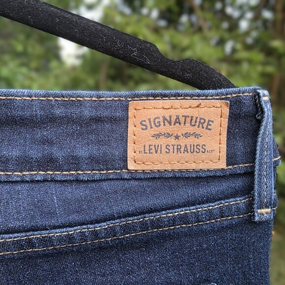 Levi Strauss Jeans Womens 12M  31x32 Blue Mid Rise Signature Boot Cut EUC - Picture 1 of 6
